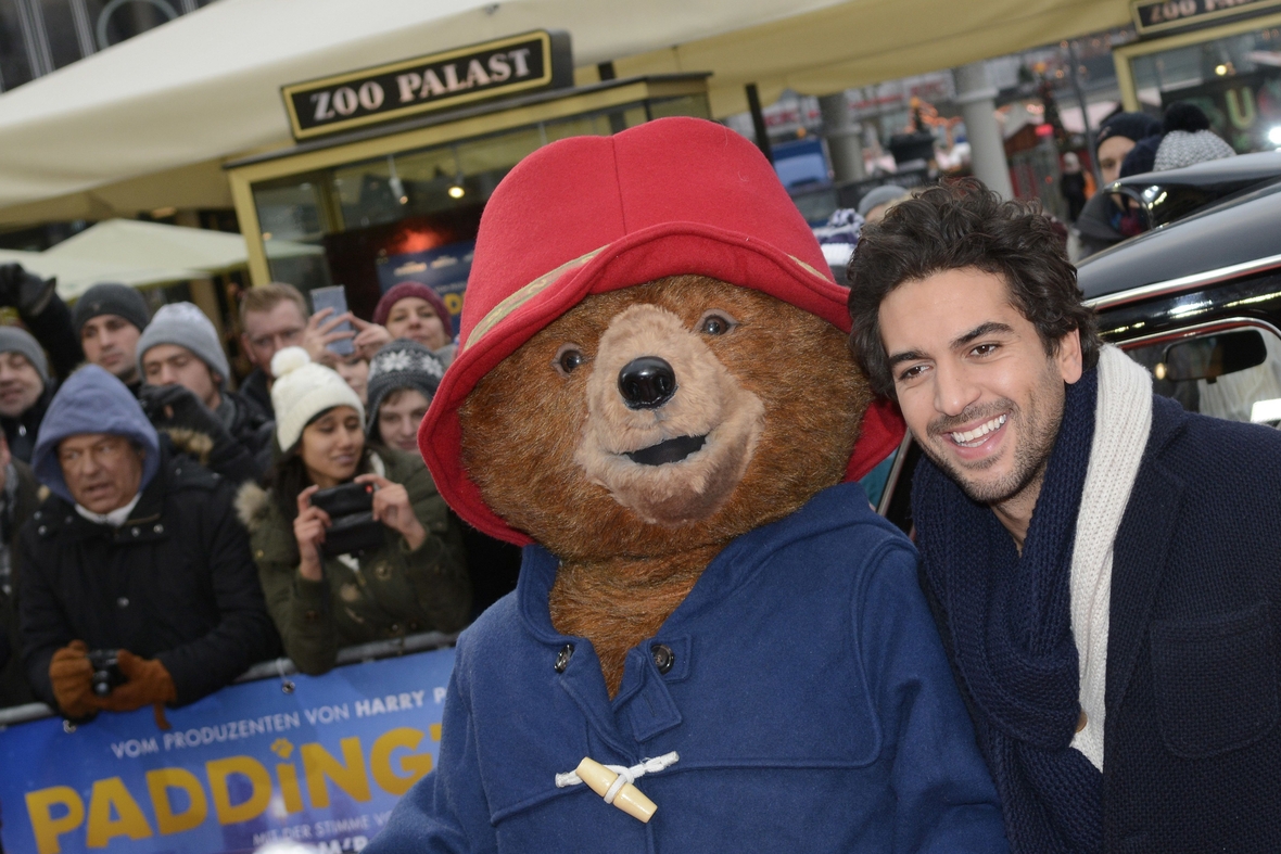 Elyas M’Barek (rechts im Bild) mit einer Paddingtonfigur bei der Premiere des Films in Berlin. Der Schauspieler Elyas M’Barek ist die Stimme des Bärs Paddington.