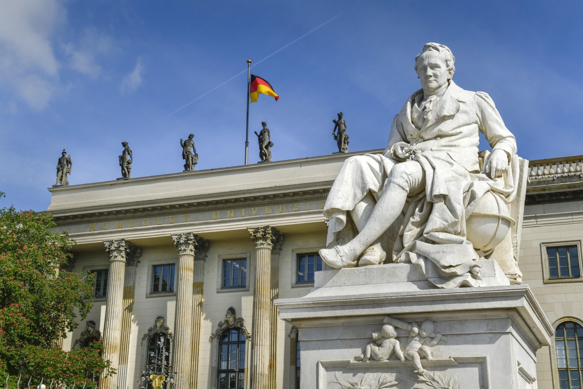 Die Statue von Alexander von Humboldt steht vor der Humboldt-Universität in Berlin.