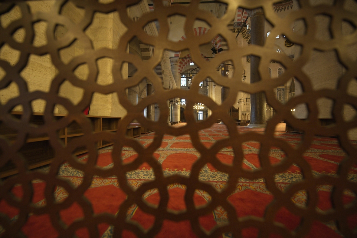 Blick auf das Innere einer Moschee in Istanbul durch ein Trenngitter. 