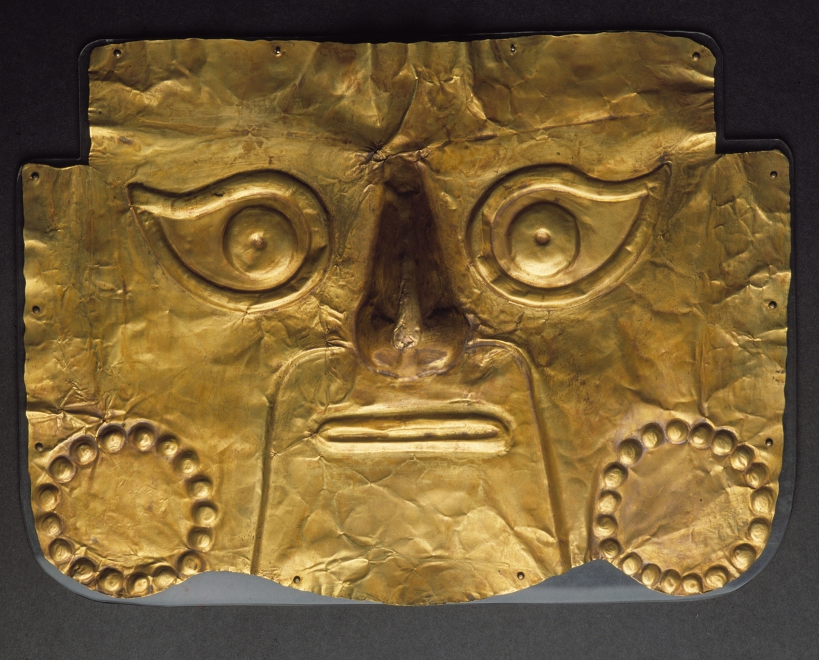 Eine Mumienmaske aus Gold der Inka (Peru).
