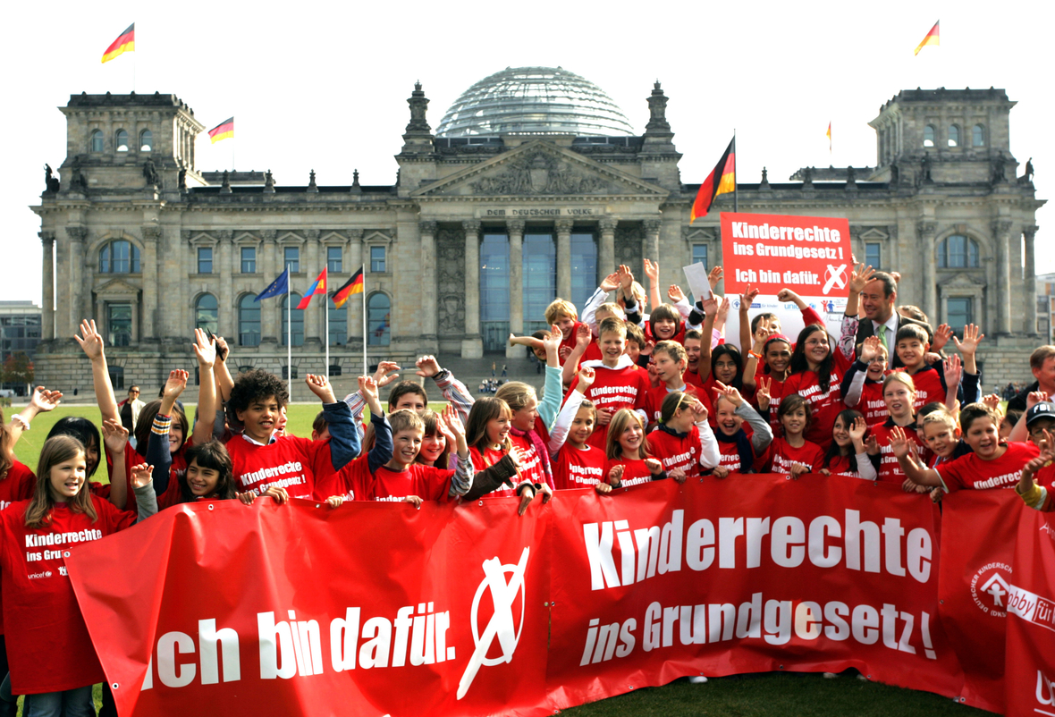 "Kinderrechte ins Grundgesetz" fordern Kinder mit Plakaten am 20.09.2007 bei der zentralen Aktion von UNICEF, dem Deutschen Kinderhilfswerk und dem Deutschen Kinderschutzbund anlässlich des Weltkindertages vor dem Reichstagsgebäude in Berlin. 