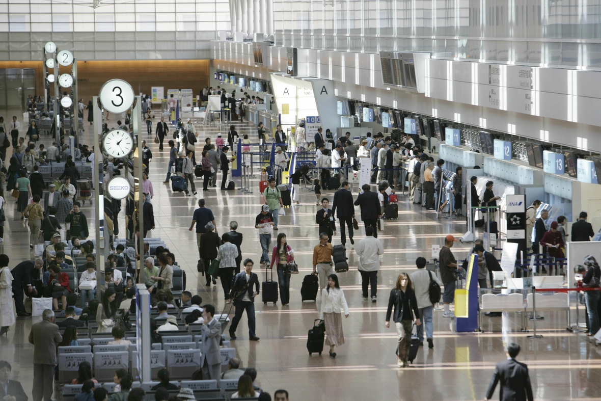 Die Länder der Welt sind miteinander verbunden, weil die Menschen reisen können.