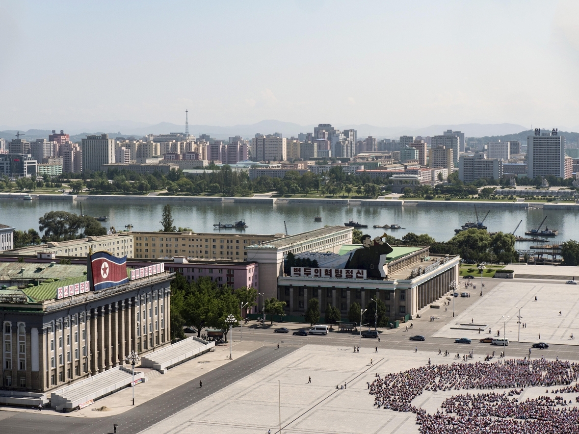 Pjöngjang (Nordkorea): Ausblick auf Kim Il-sung Platz mit dem Fluss "Taedong" und dem Ministerium für den Außenhandel (links).