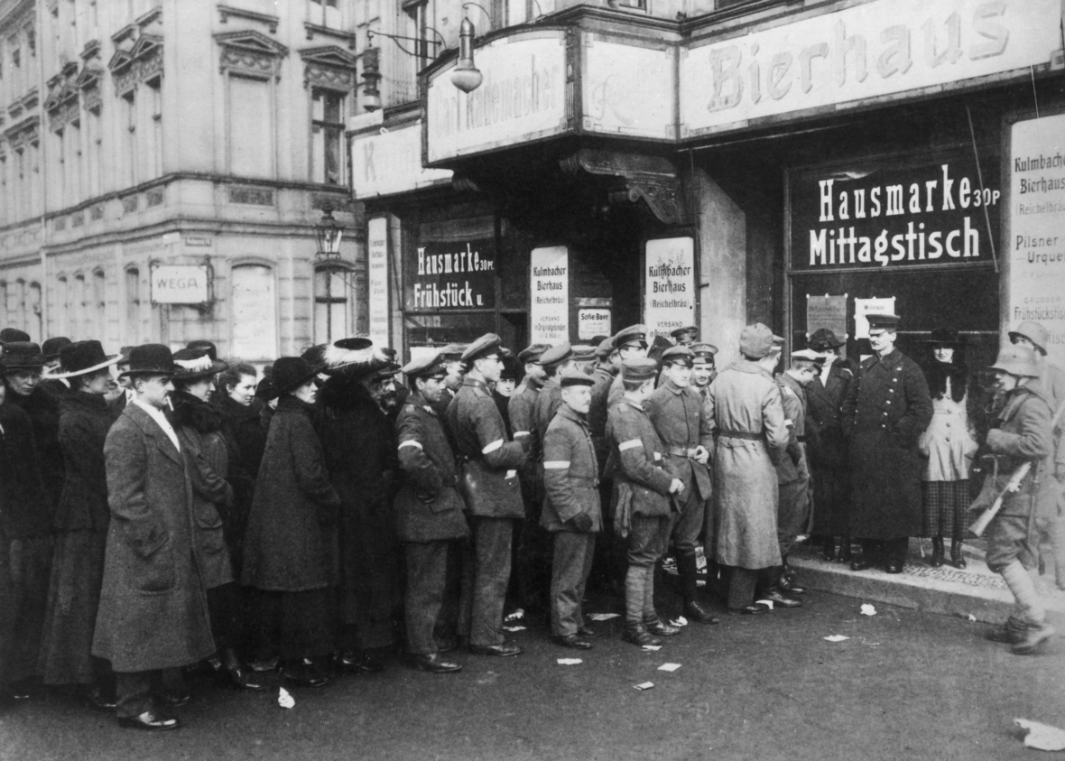 Wahlberechtigte Frauen und Männer vor einem Berliner Wahllokal am 19. Januar 1919