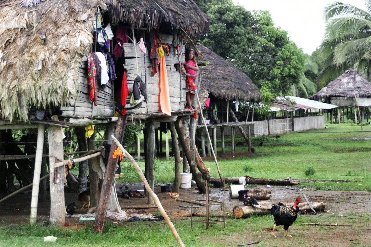 Panama: Dorf des indigenen Volks der Embera aus Palmhütten.