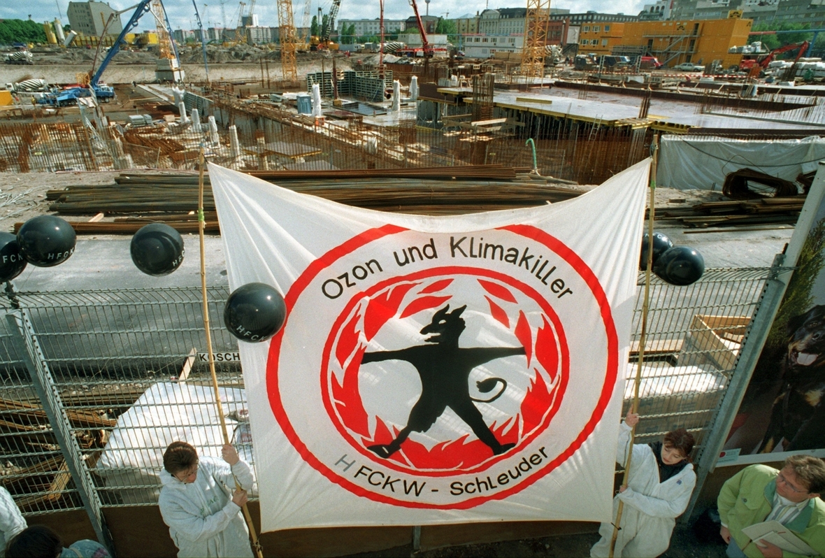 Greenpeace-Proteste vor Berliner Grossbaustelle gegen die Verwendung einiger Baustoffe, die nach Auffassung der Umweltschutzorganisation das ozonschichtgefährdende FCKW enthalten.