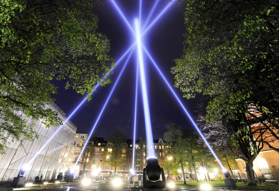 9. November 2008: Die Lichtshow erinnert an die zerstörte Synagoge am Joseph-Carlebach-Platz. Früher stand dort die größte Synagoge Hamburgs. Sie wurde am 9. November 1938 von den Nationalsozialisten angezündet.