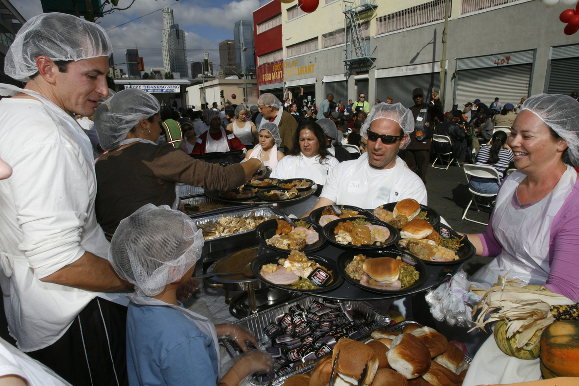 Los Angeles: Freiwillige geben an Thanksgiving Essen an Hilfsbedürftige aus.