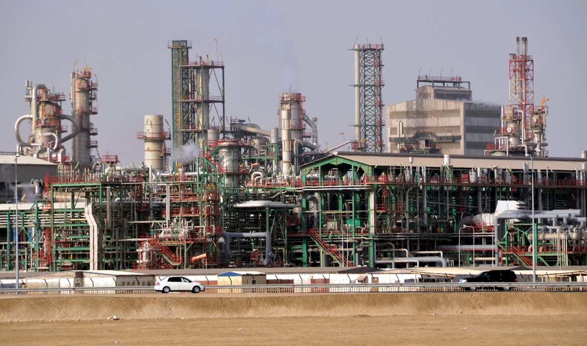 Erdölraffinerie in der Wüste von Katar. 
