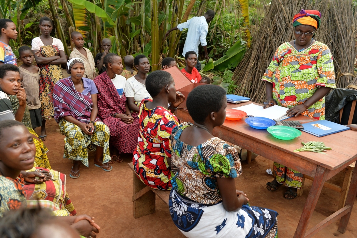 Frauen in Burundi werden darüber informiert, wie sie mit Kleinkrediten ein eigenes Geschäft aufbauen können. Das Geld wird im Rahmen der Entwicklungszusammenarbeit verliehen.