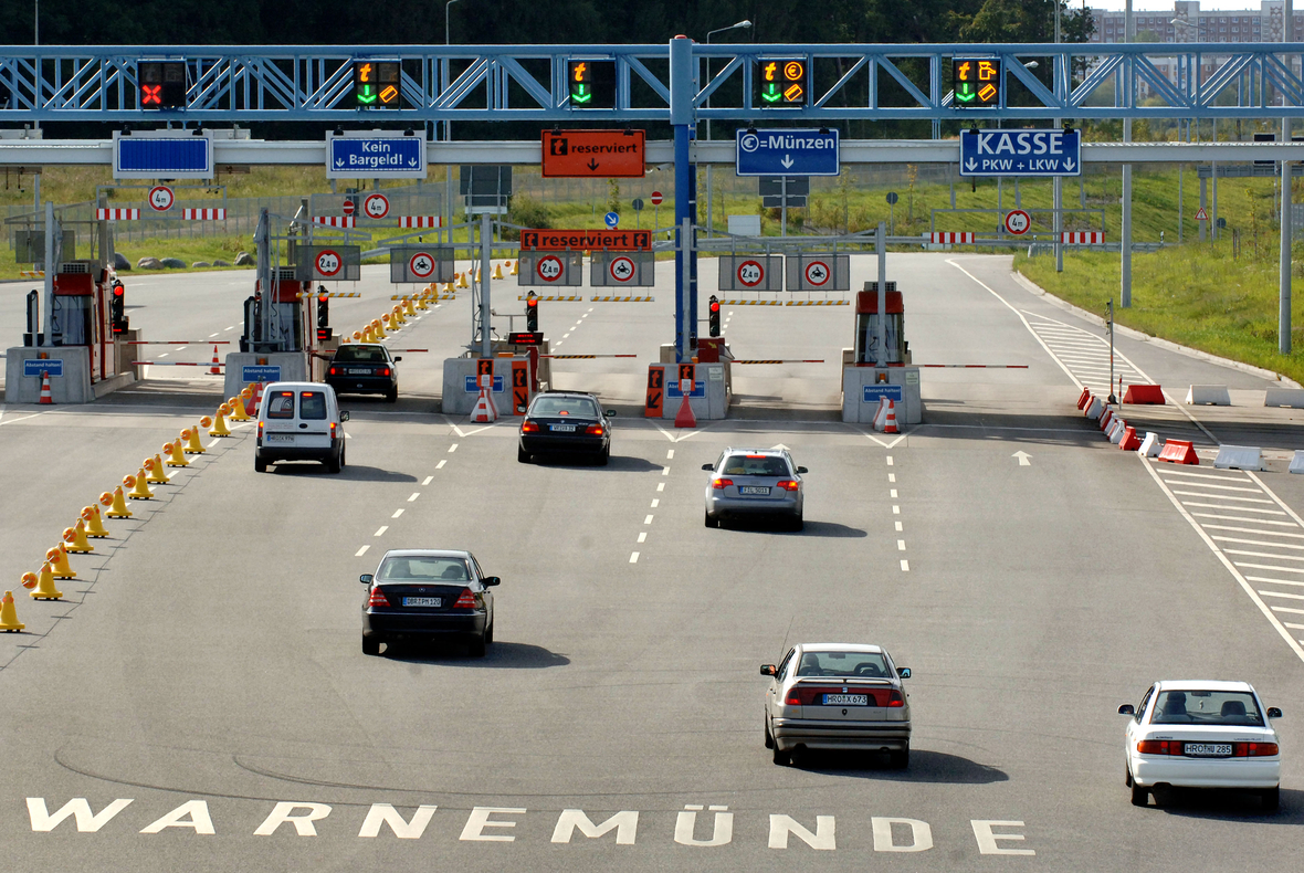 Man sieht eine Mautstation am Warnowtunnel in Rostock.