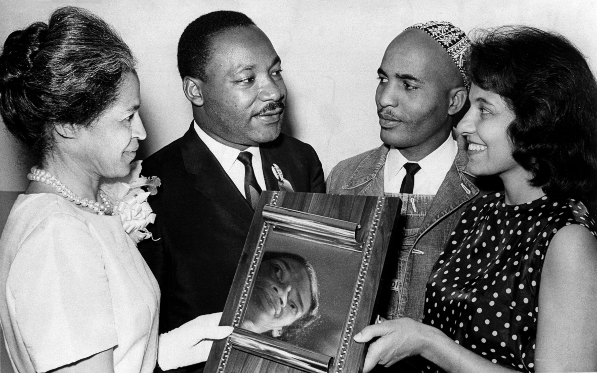 August 1965: Bürgerrechtler Rosa Parks und Martin Luther King (beide links) übergeben einen Preis an andere Freiheitskämper/innen.