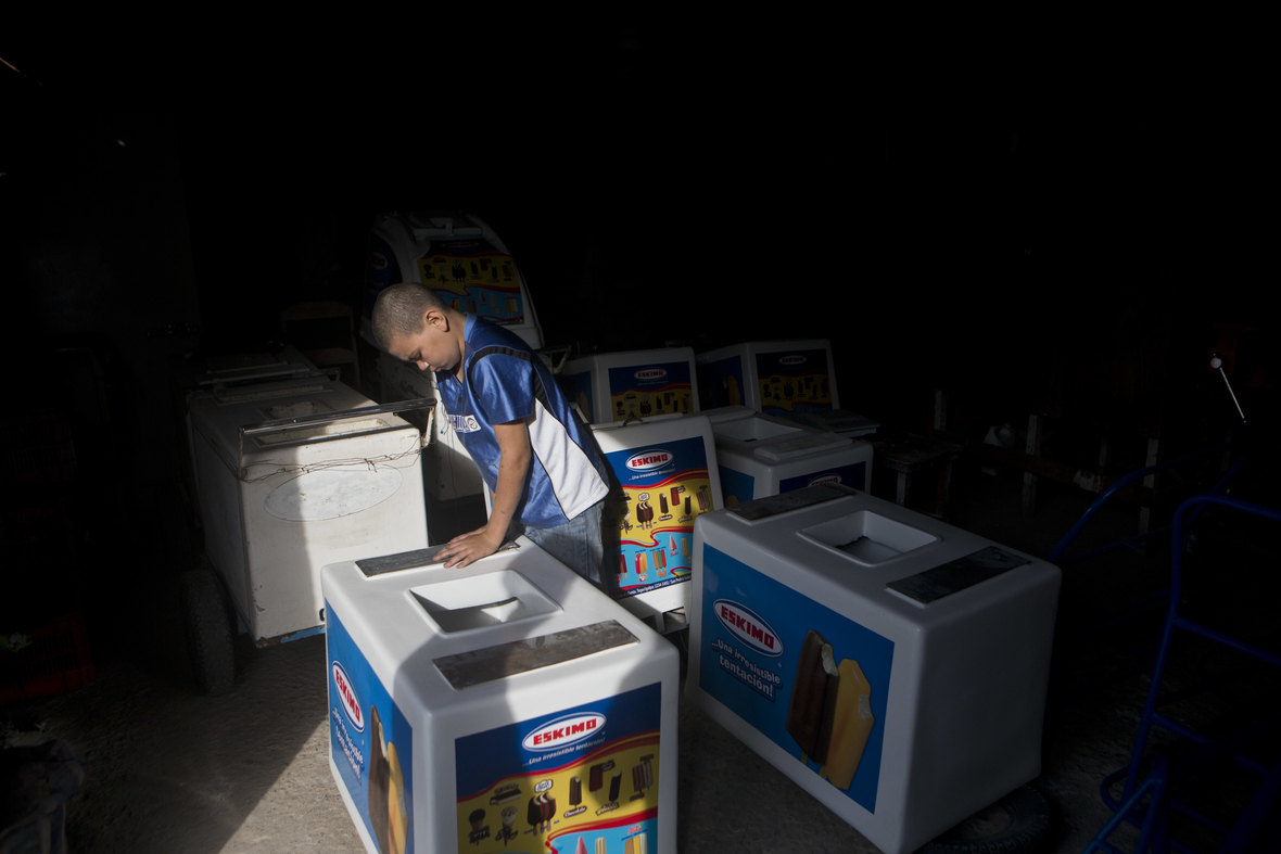 Ein Junge bereitet seinen Verkaufswagen vor. Der Verkauf von Eis hilft ihm, zu überleben. Kinderarbeit in Honduras ist nicht selten.

