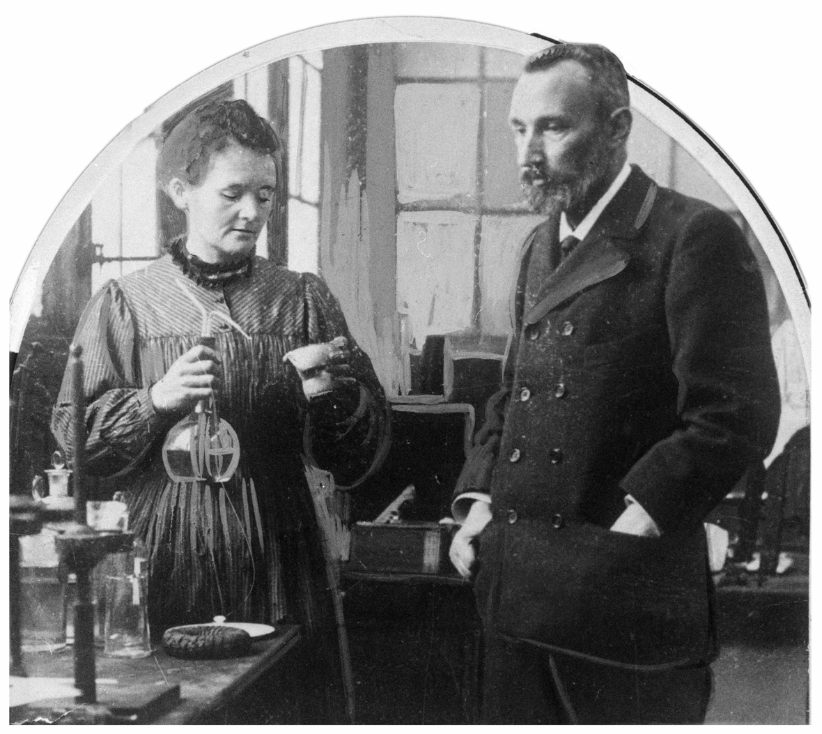 Marie Curie und ihr Ehemann Pierre im Laboratorium.