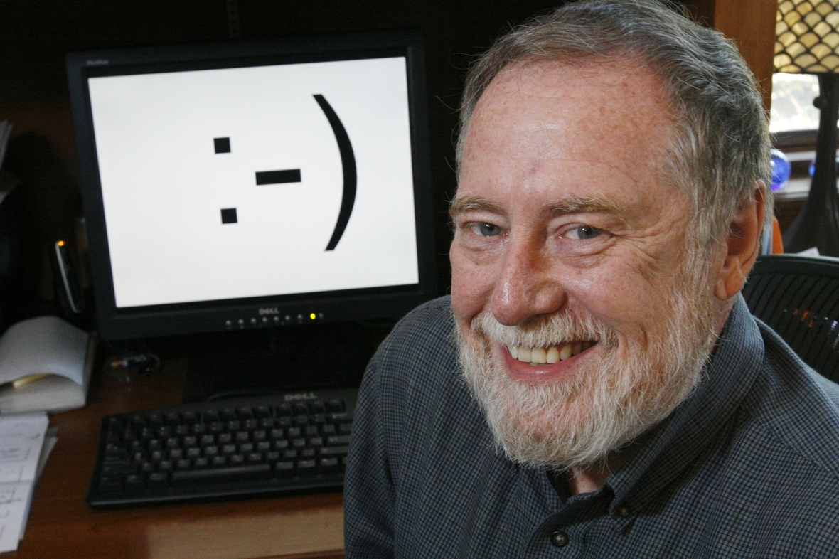 USA 2017: Scott E. Fahlman in seinem Büro mit seiner Erfindung dem digitalen Smiley :-) auf einem Laptop-Bildschirm
