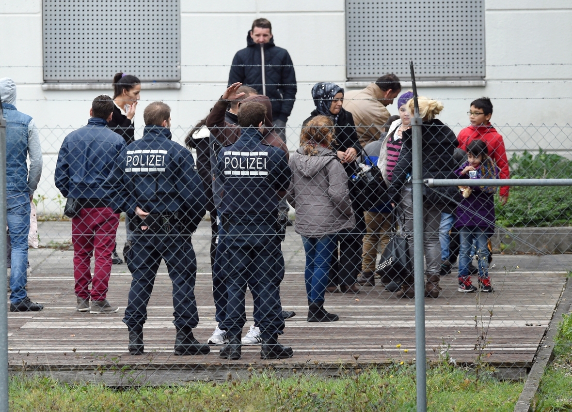 Männer, Frauen und Kinder warten 2015 am Flughafen von Karlsruhe auf ihre Abschiebung nach Kosovo.