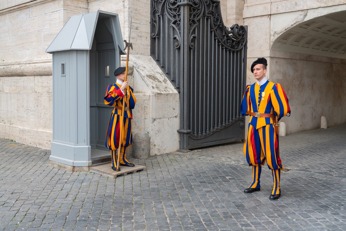 Zwei Gardisten der Päpstlichen Schweizergarde bewachen einen Eingang in den Vatikan.