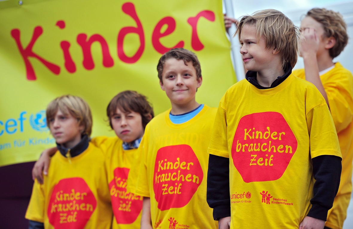 Kinder bei der Aktion "Kinder brauchen Zeit" von UNICEF und dem Deutschen Kinderhilfswerk in Berlin.