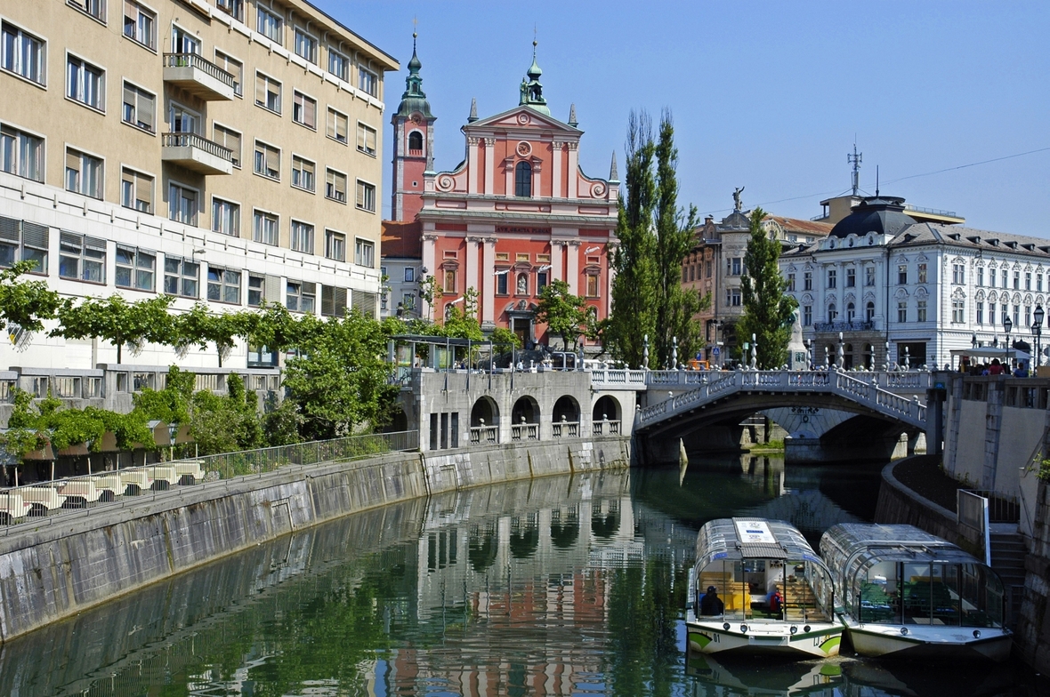 Drei Brücken und die Franziskanerkirche in der slowenischen Stadt Ljubljana.