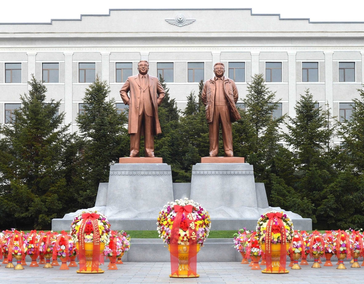 Statuen von Kim Il-Sung (links) and Kim Jong-il (rechts) in Nordkorea.