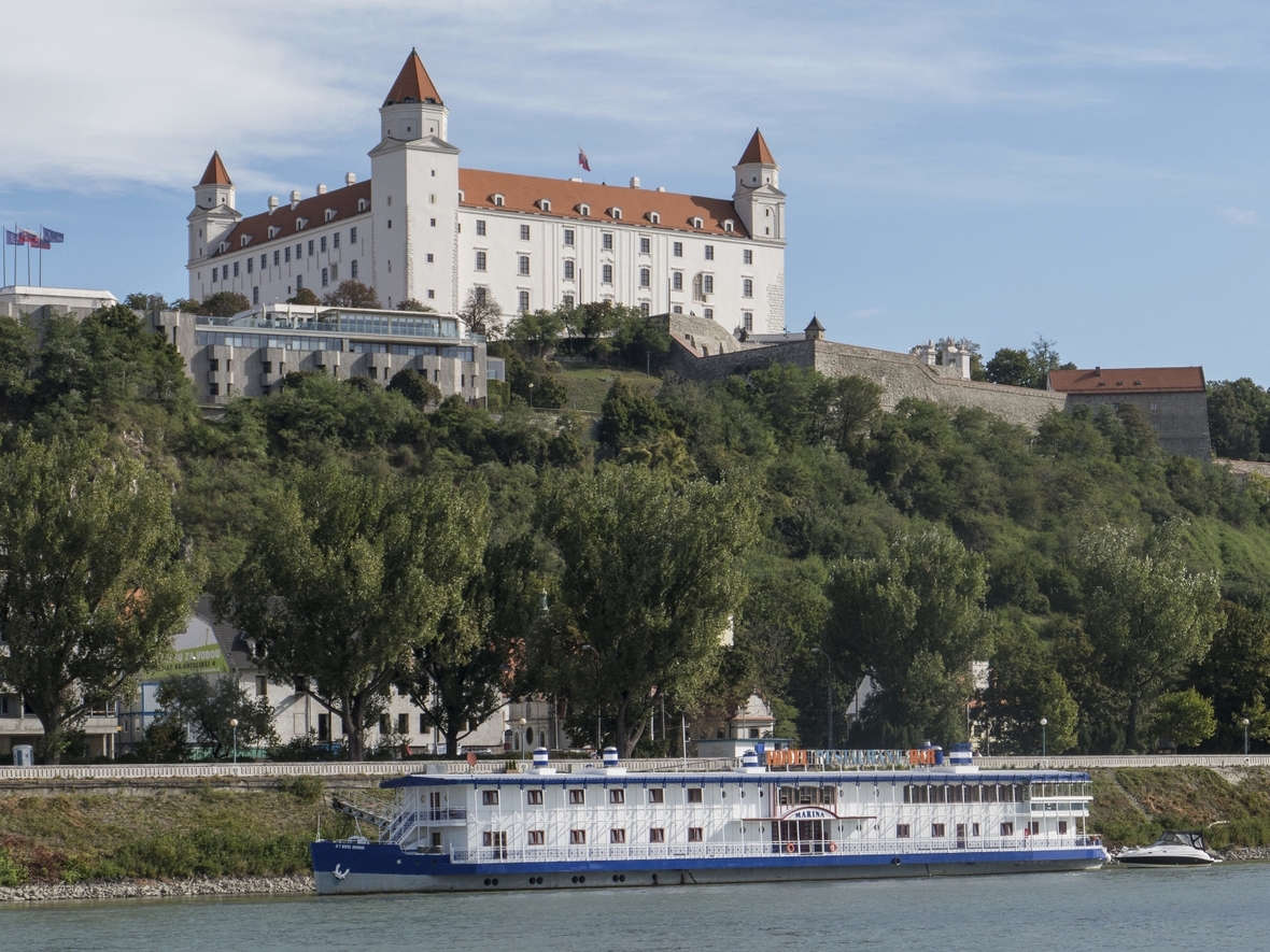 Die Burg Bratislava in Bratislava liegt an der Donau.