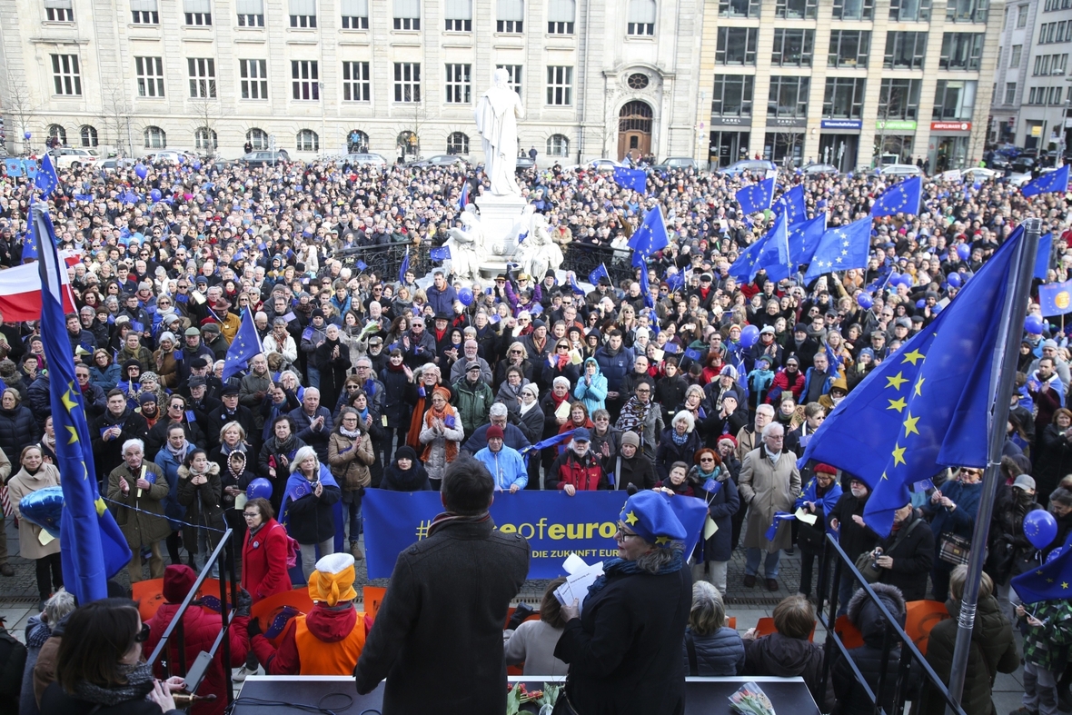 Viele Bürgerinnen und Bürger zeigen bei einer Demonstration in Berlin, dass sie sich für Europa einsetzen.