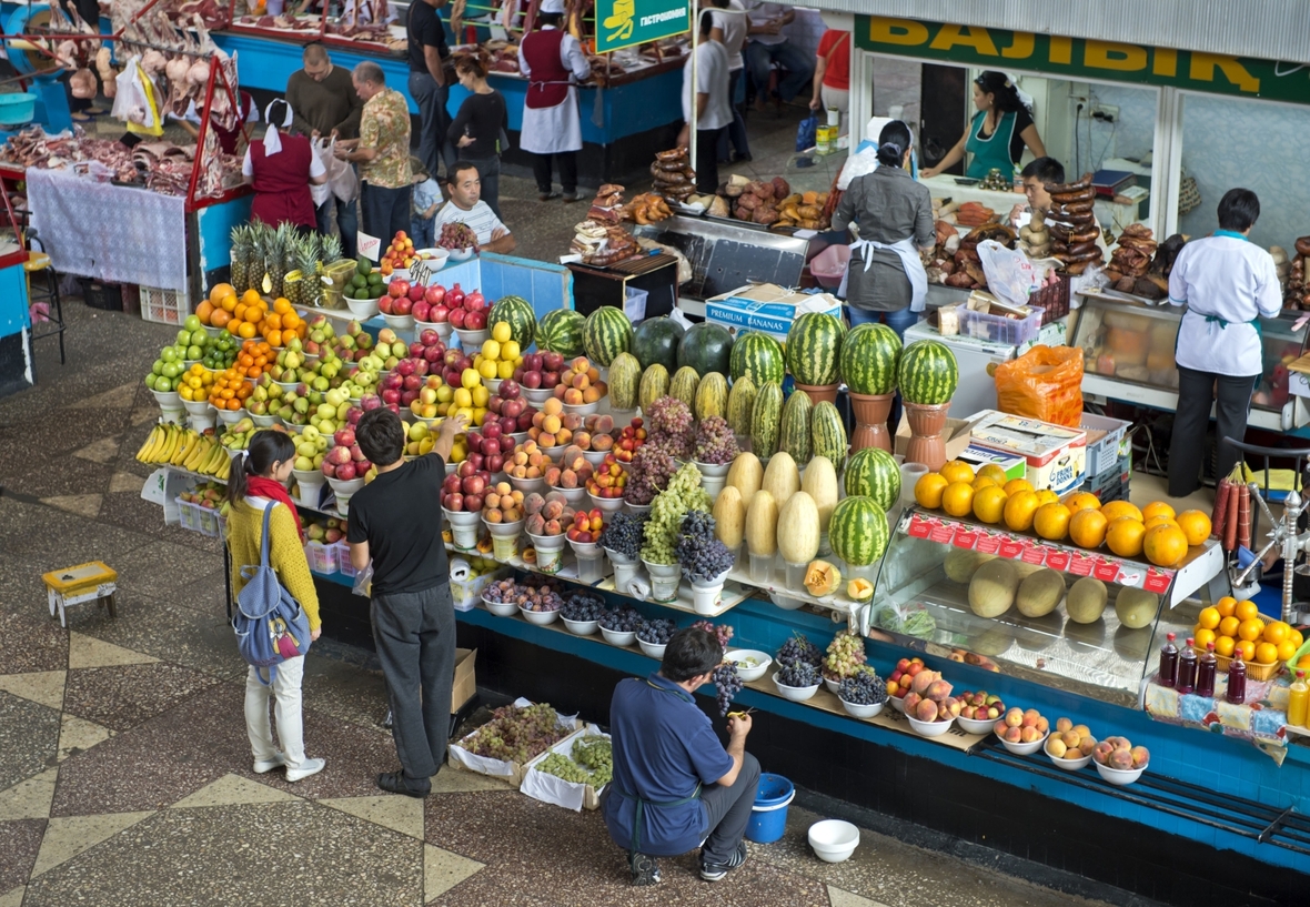 Stand mit Früchten auf dem Markt in Almaty, Kasachstan.