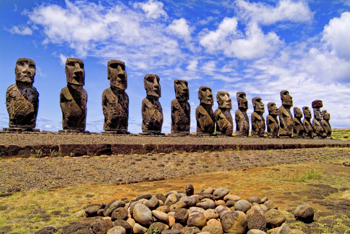 Moai Statuen nebeneinander auf der Ahu Nau Nau Plattform auf der Osterinsel, Chile