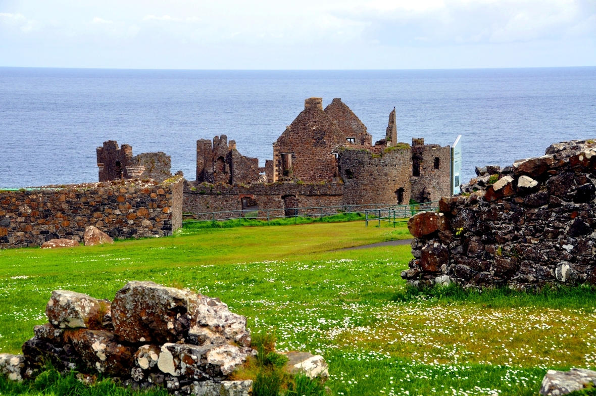 Die Ruine von Dunluce Castle an der Nordküste von Nordirland. Die Burg stammt aus dem Mittelalter und wurde in der Mitte des 17. Jahrhunderts aufgegeben. 