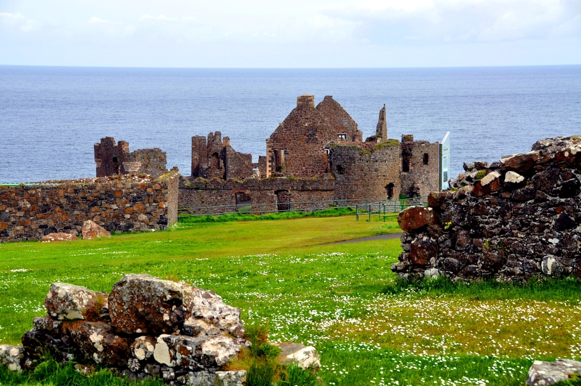 Die Ruine von Dunluce Castle an der Nordküste von Nordirland. Die Burg stammt aus dem Mittelalter und wurde in der Mitte des 17. Jahrhunderts aufgegeben.