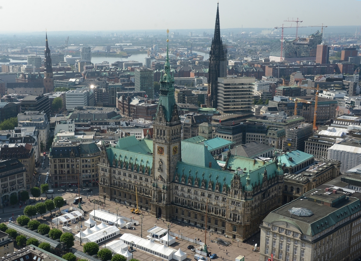 Luftaufnahme vom Hamburger Rathaus und der Innenstadt