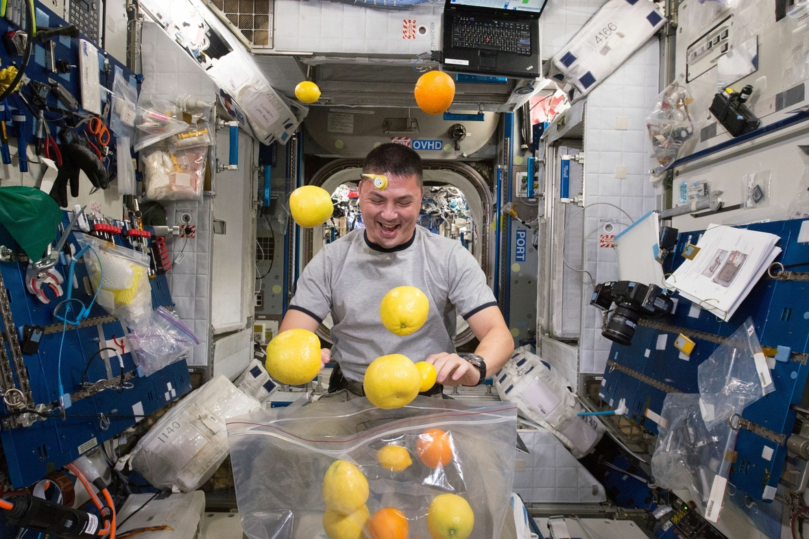 Der US-amerikanischer Astronaut Kjell Lindgren freut sich auf der Raumstation ISS über die neue Fracht mit frischen Früchten.