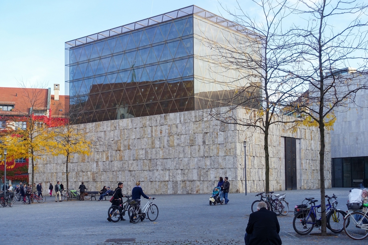 Die Hauptsynagoge in München. Ein sehr moderner Bau, der sich zentral in München in der Nähe des Marienplatzes befindet.