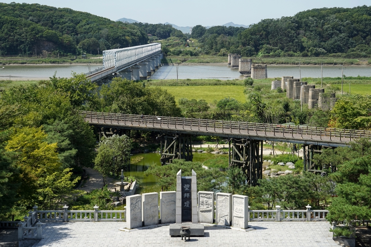 Blick auf die Grenze und entmilitarisierte Zone zwischen Nord- und Südkorea. Gesehen von einer Aussichtsplattform in Südkorea.