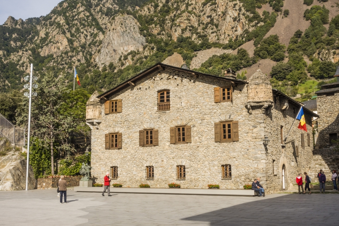 Das Bild zeigt ein altes Gebäude, das "Casa de la Vall" in Andorra. Im Gebäude „Casa de la Vall“ tagt das Parlament von Andorra