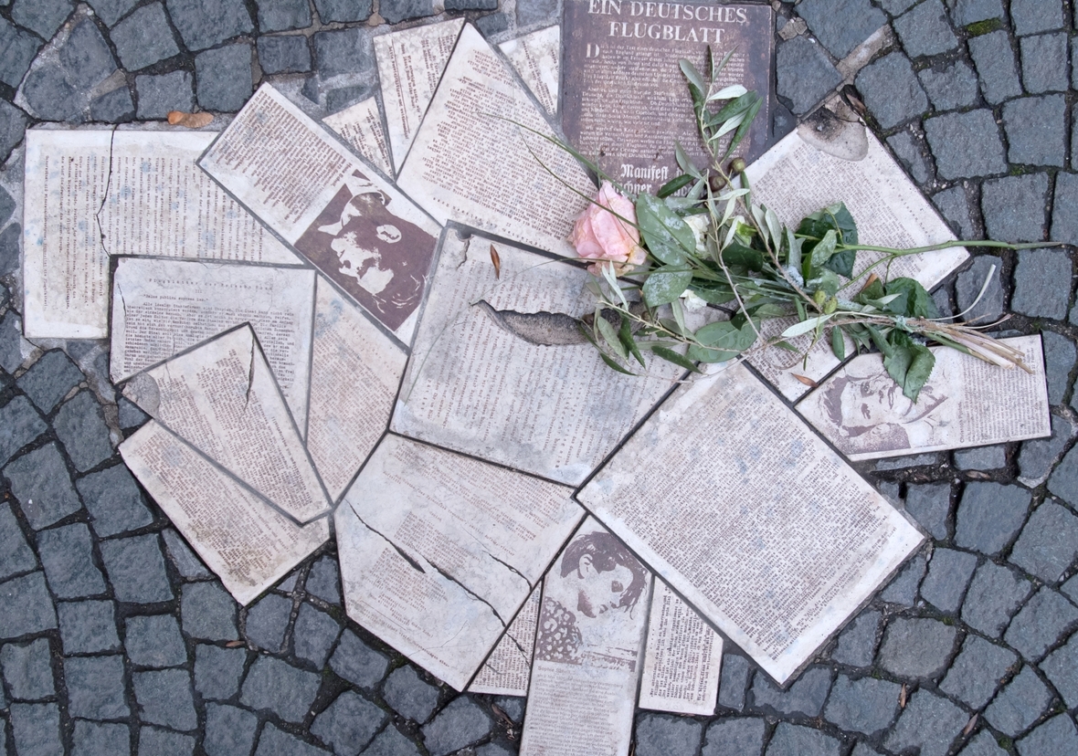 München: Vor dem Eingang zum Hauptgebäude der Ludwig-Maximilians-Universitätt am Geschwister-Scholl-Platz sind die Flugblätter der Widerstandsgruppe "Weiße Rose" als Denkmal in den Boden eingelassen.