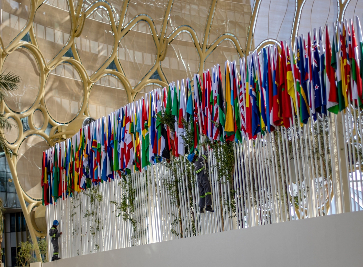197 Staaten und die Europäische Union haben die UN-Klimarahmenkonvention unterschrieben. Die gemeinsamen Regeln werden jedes Jahr auf Klimakonferenzen festgelegt. Flaggen aller Länder, die unterschrieben haben, werden dabei ausgestellt. 2023 tagt die UN-Klimakonferenz in Dubai. 
