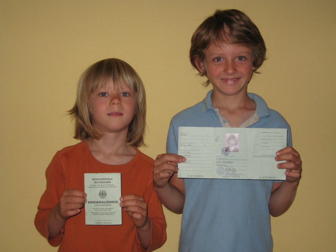 Luca und Simon mit ihren Kinderausweisen
