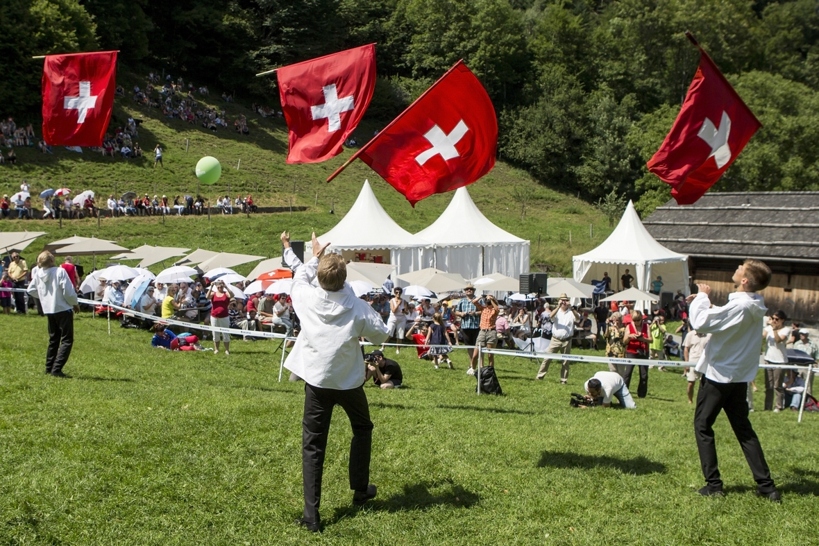 Fahnenschwinger während der Schweizer Bundesfeier auf der Rütliwiese.