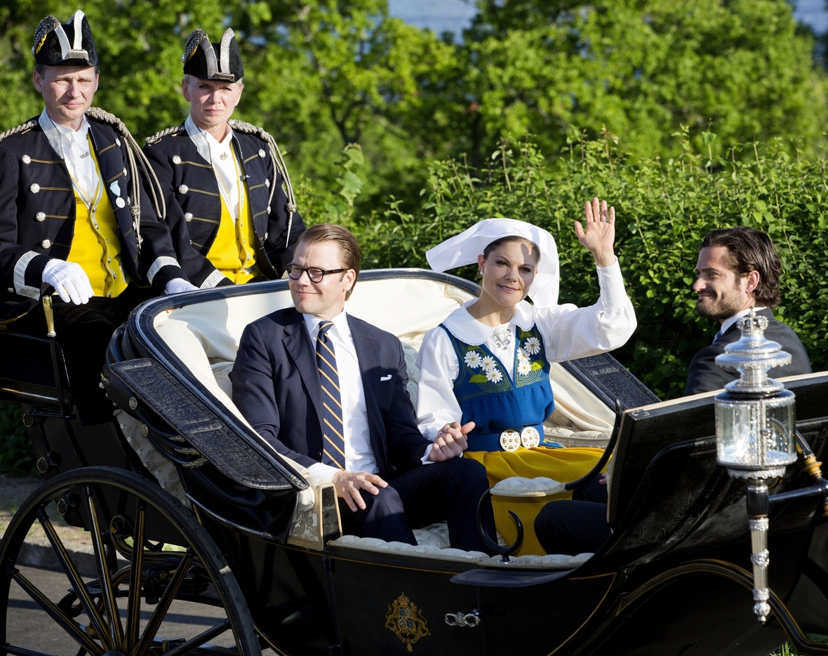 Die schwedische Königsfamilie in einer Kutsche am Nationalfeiertag von Schweden