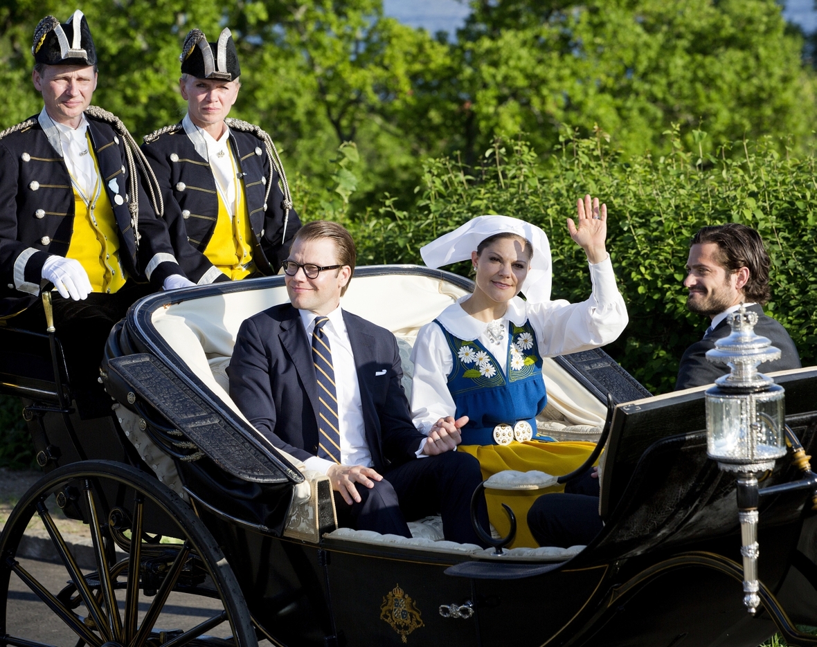 Die schwedische Königsfamilie in einer Kutsche am Nationalfeiertag von Schweden