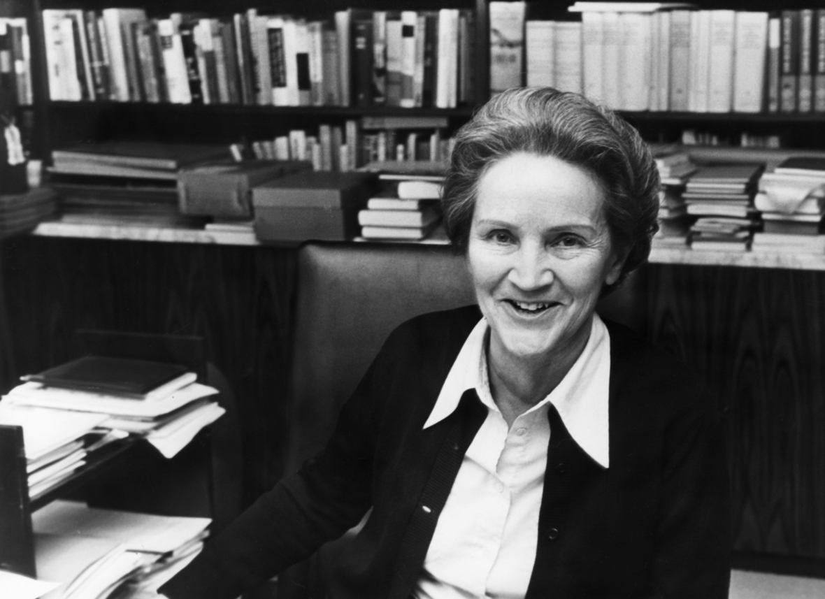 Schwarz-Weiß Portrait von Marion Gräfin Dönhoff aus dem Jahr 1972 als sie Chefredakteurin der Wochenzeitung "DIE ZEIT" war. Sie sitzt lächelnd an ihrem Schreibtisch.