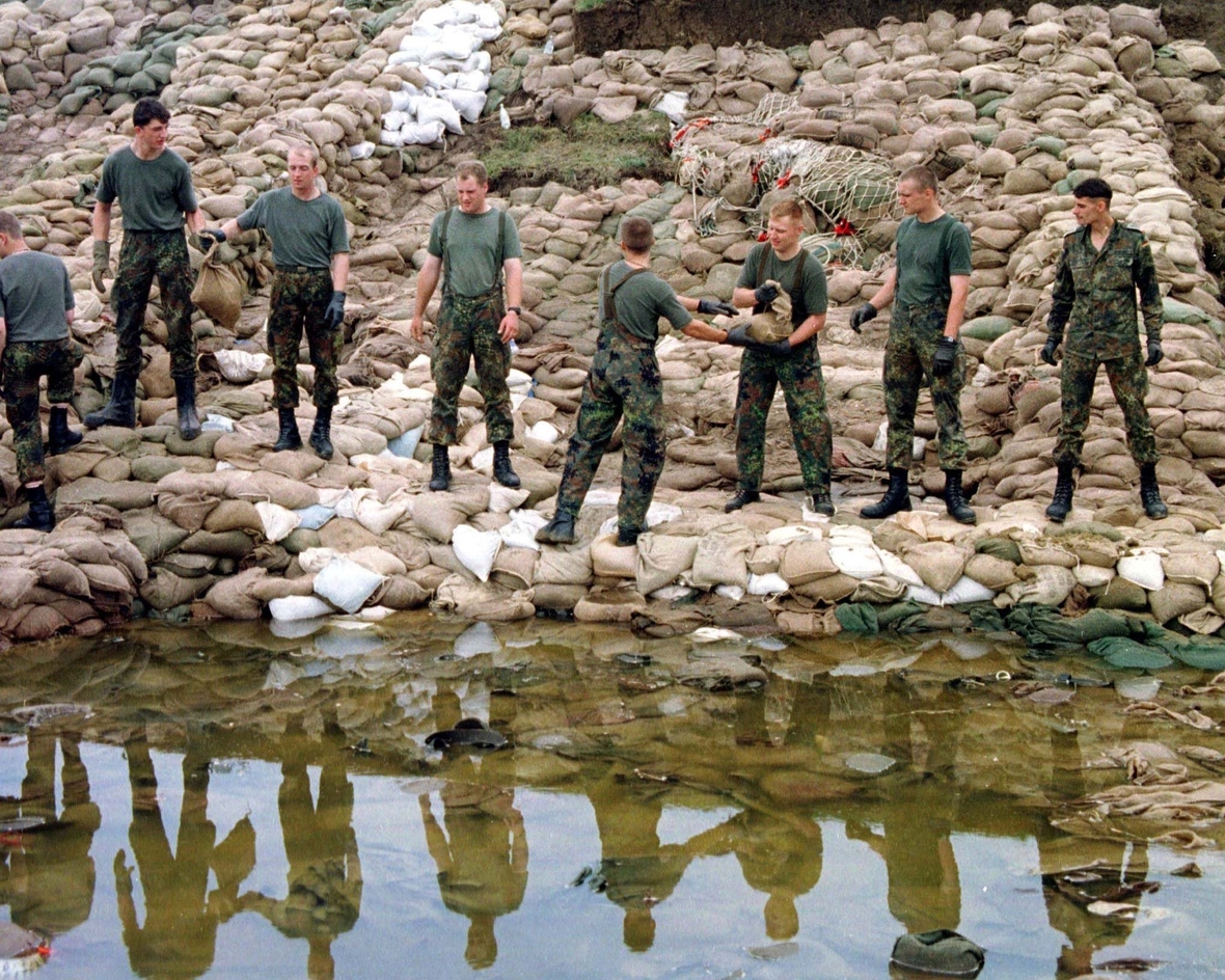 Bundeswehrsoldaten waren schon oft im Einsatz, um bei Hochwasser zu helfen.
