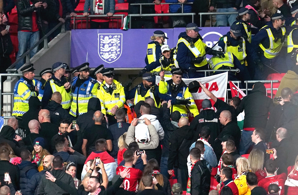 Polizei sorgt in einem Stadion für Sicherheit