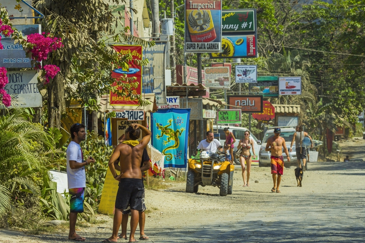 Urlauber besuchen Santa Teresa im Westen von Costa Rica.