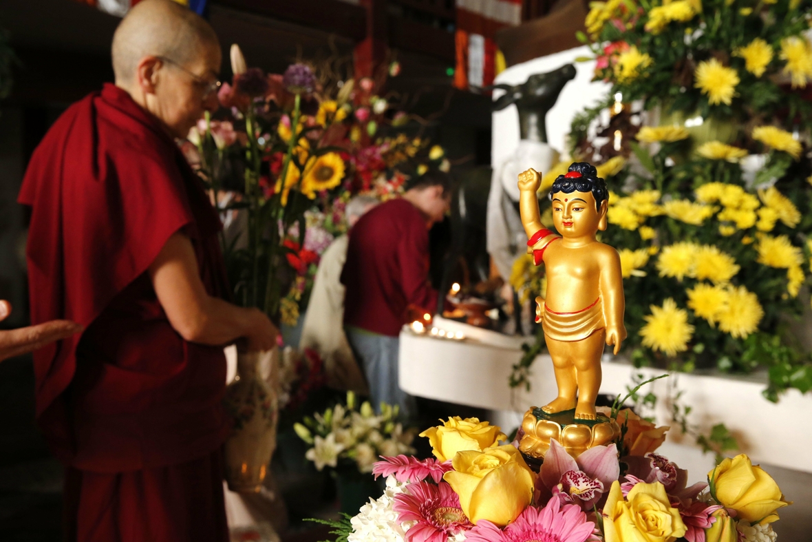 Ein buddhistischer Mönch besucht an "Wesak" einen geschmückten Tempel.