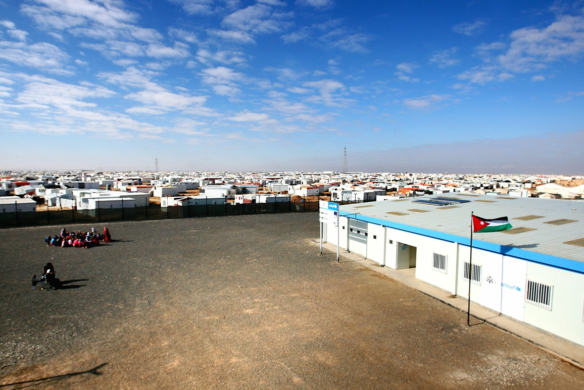 Schulalltag im Flüchtlingslager Zaatari. Das Gebäude auf der rechten Seite ist die Schule.