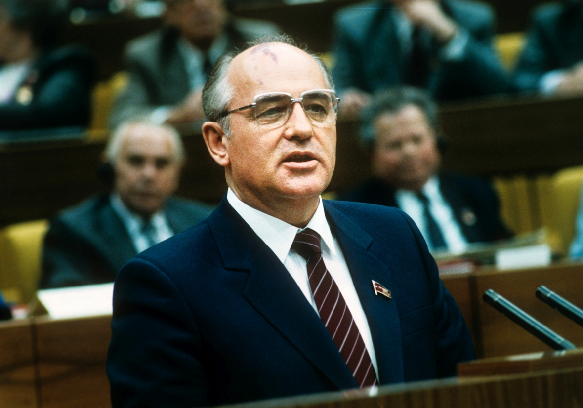 Michail Gorbatschow bei einer Rede in Ost-Berlin 1986. Er steht an einem Sprechpult mit Mikrofonen.