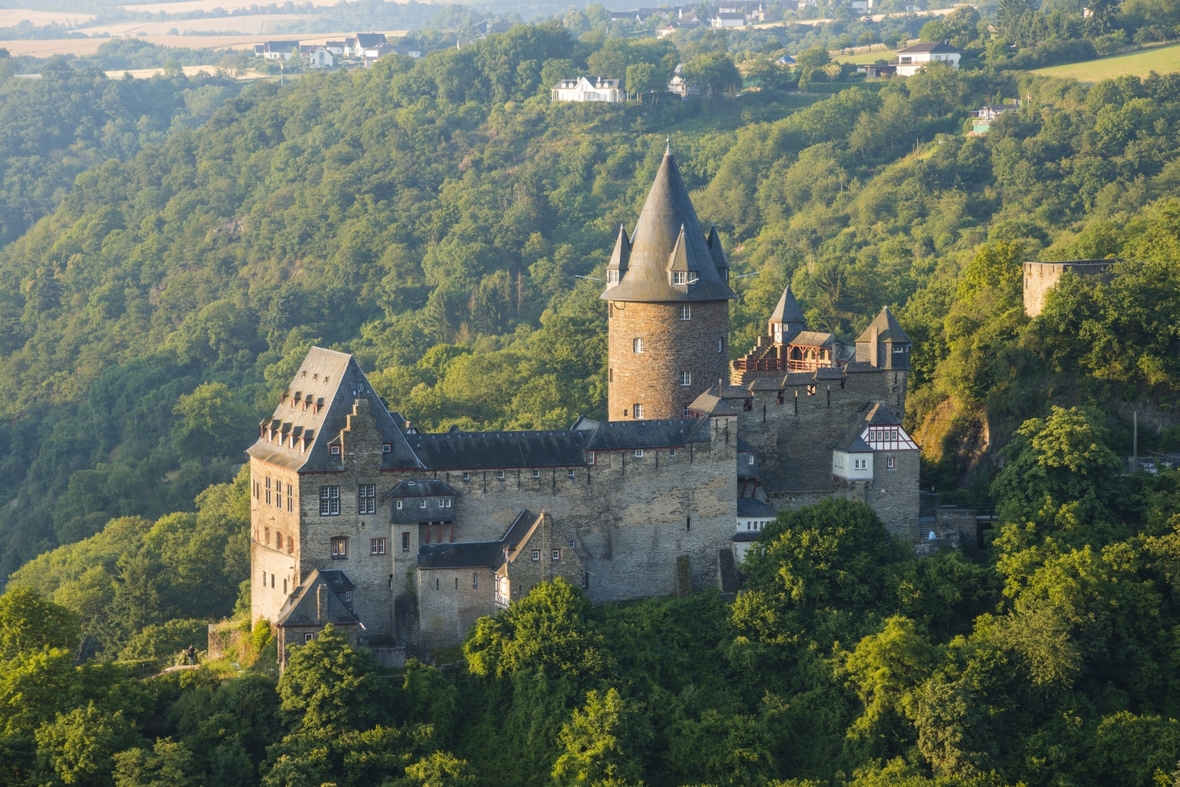 Burg Stahleck in Bacharach am Rhein wurde im 12. Jahrhundert gebaut. Heute wird sie als Jugendherberge genutzt.