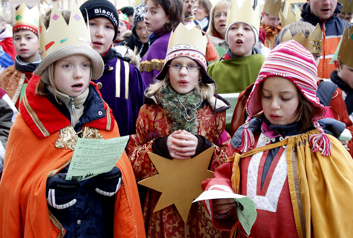 Als Sternsinger verkleidete Kinder treffen sich am Mittwoch, 2. Januar 2008, zur bundesweiten Eröffnung der Aktion Dreikönigssingen vor dem Dom in Speyer.